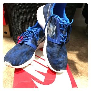 Nike flyknit Roshe kid size 7/women’s 8.5